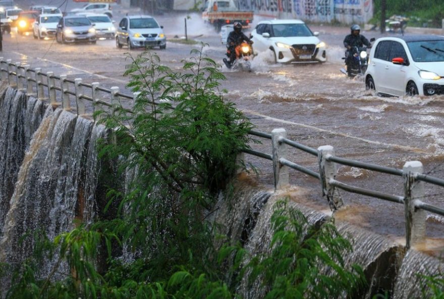 chuva-intensa-em-goiania3A-alagamentos2C-alertas-da-defesa-civil-e-resgate-de-motociclista.-evite-areas-de-risco chuva-intensa-em-goiania3A-alagamentos2C-alertas-da-defesa-civil-e-resgate-de-motociclista.-evite-areas-de-risco