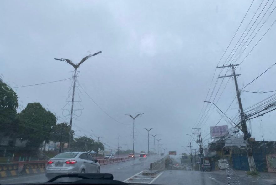 chuva-intensa-em-manaus-nesta-quinta-feira-causa-deslizamento-e-rachaduras3A-populacao-alertada chuva-intensa-em-manaus-nesta-quinta-feira-causa-deslizamento-e-rachaduras3A-populacao-alertada
