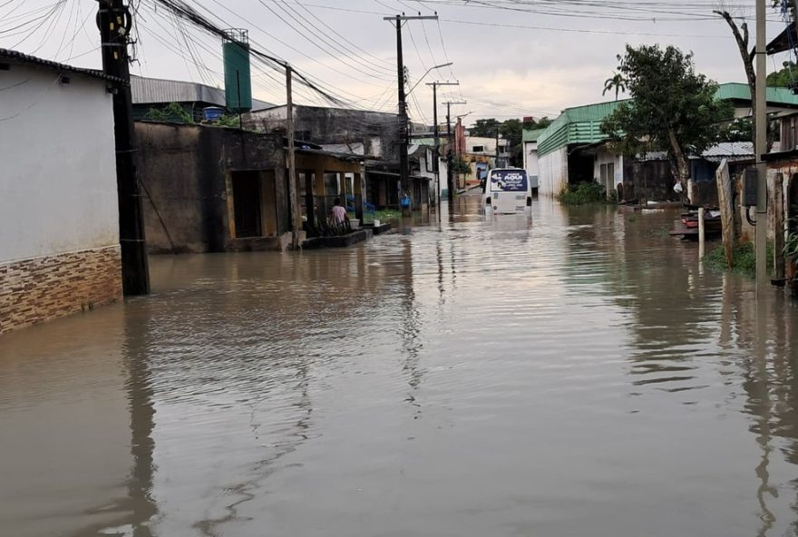 chuva-intensa-em-manaus3A-7-pessoas-resgatadas-de-micro-onibus-ilhado