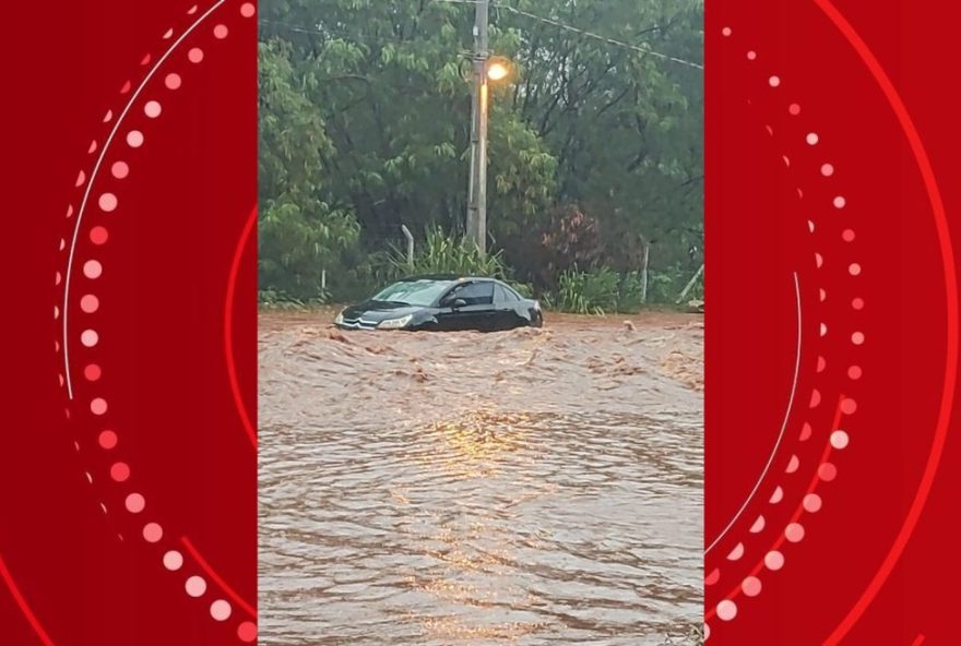 chuva-intensa-em-maringa-deixa-carro-ilhado-e-motorista-e-resgatado-pelos-bombeiros