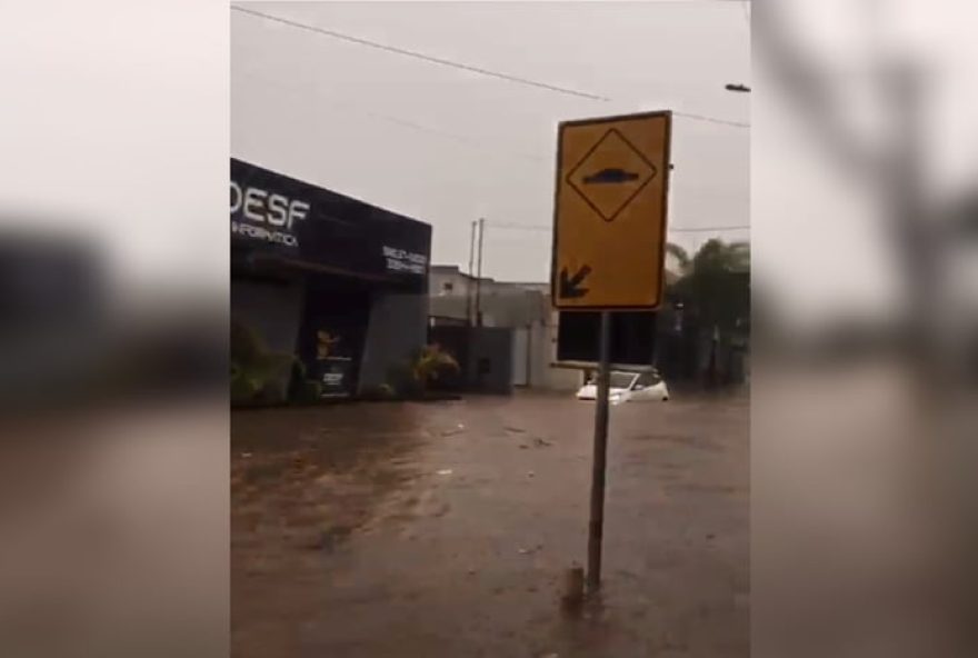 chuva-no-df3A-carro-quase-submerso-e-loja-inundada-em-arniqueira