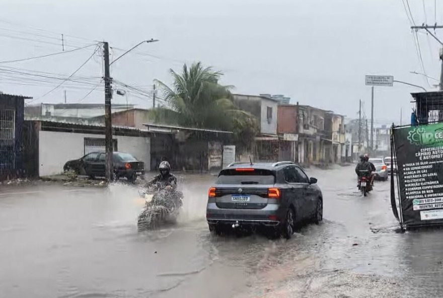chuva-no-grande-recife3A-alagamentos-e-previsao-do-tempo-para-a-regiao