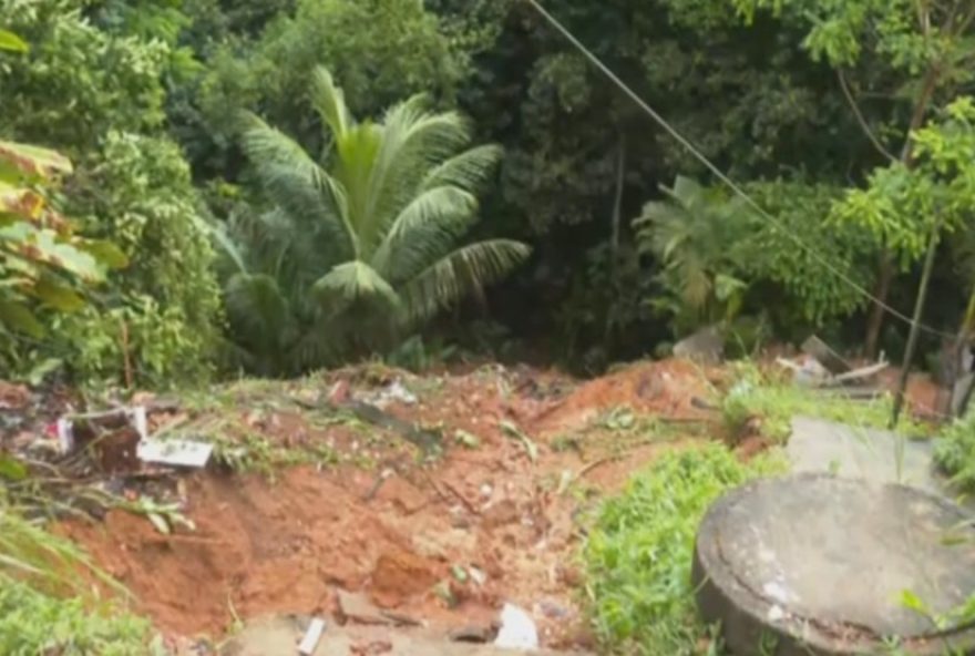 chuva-provoca-desabamento-e-inundacao-em-salvador3A-veja-os-estragos chuva-provoca-desabamento-e-inundacao-em-salvador3A-veja-os-estragos