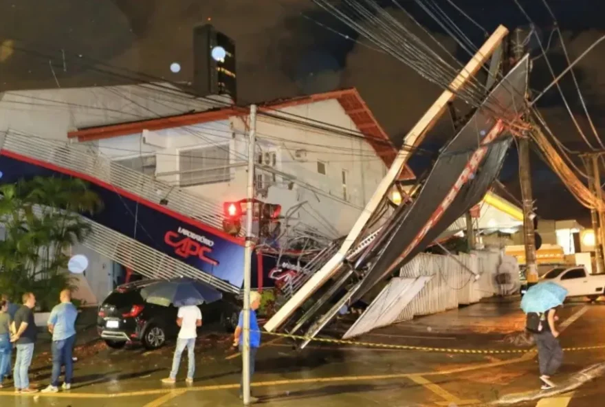 Outdoor foi destruído durante temporal. (Foto: Reprodução/g1)