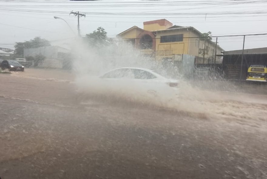 Enxurrada na Avenida Nerópolis, bairro Vila Clemente