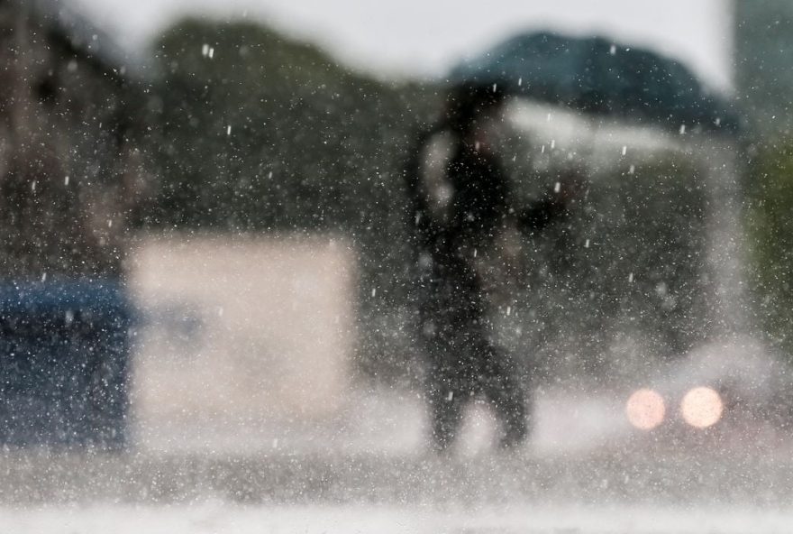 Chuva causará baixo risco de corte de energia elétrica, queda de galhos de árvores, alagamentos e de descargas elétricas.
(Foto: Marcello Casal Jr. Agência Brasil)