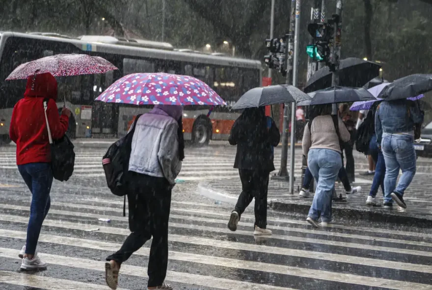 Feriadão deve ter chuva e queda de temperatura no centro-sul do país