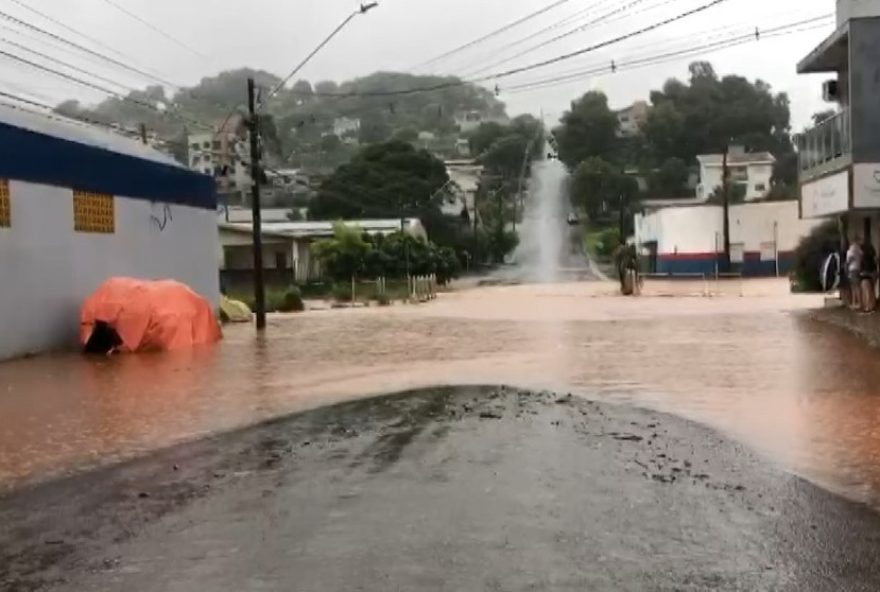 chuvas-causam-estragos-no-parana3A-ponte2C-ruas-e-rodovias-alagadas-no-interior-e-litoral-de