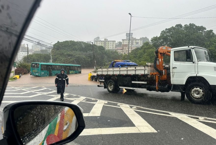 chuvas-em-florianopolis3A-vias-interditadas-e-onibus-suspensos-saiba-as-ultimas-atualizacoes