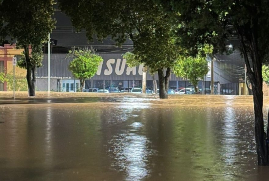 chuvas-fortes-causam-alagamentos-em-divinopolis3A-defesa-civil-monitora-rio-itapecerica-e-moradores-sao-alertados