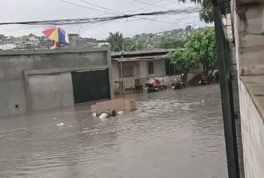 chuvas-fortes-fazem-rios-transbordarem-e-invadem-casas-no-recife3A-video