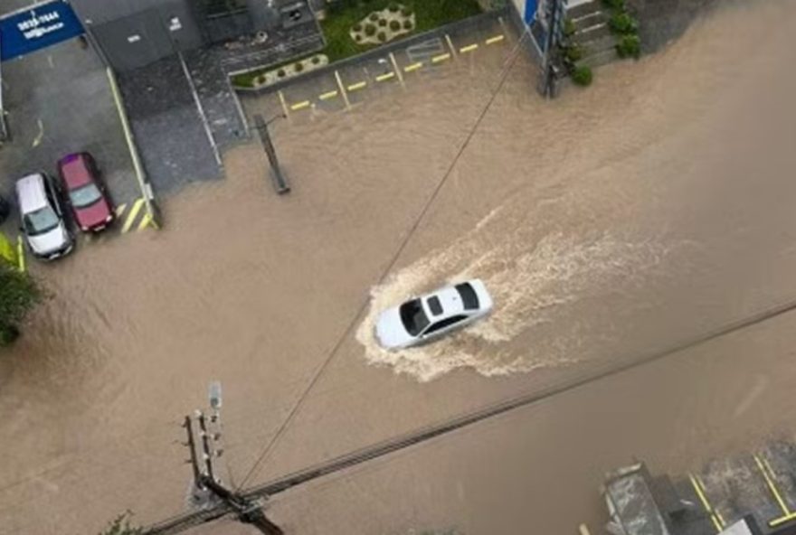 chuvas-intensas-afetam-cidades-de-santa-catarina2C-autoridades-alertam-para-possiveis-deslizamentos-e-inundacoes