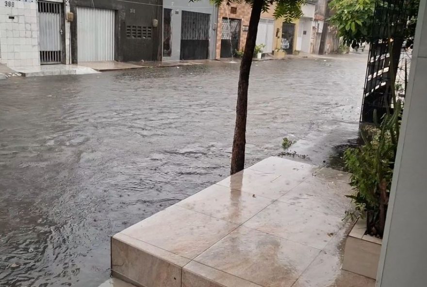 chuvas-intensas-atingem-o-ceara-e-causam-alagamentos-em-diversas-cidades3A-alerta-inmet-vigente-ate-sexta-feira-20 chuvas-intensas-atingem-o-ceara-e-causam-alagamentos-em-diversas-cidades3A-alerta-inmet-vigente-ate-sexta-feira-20