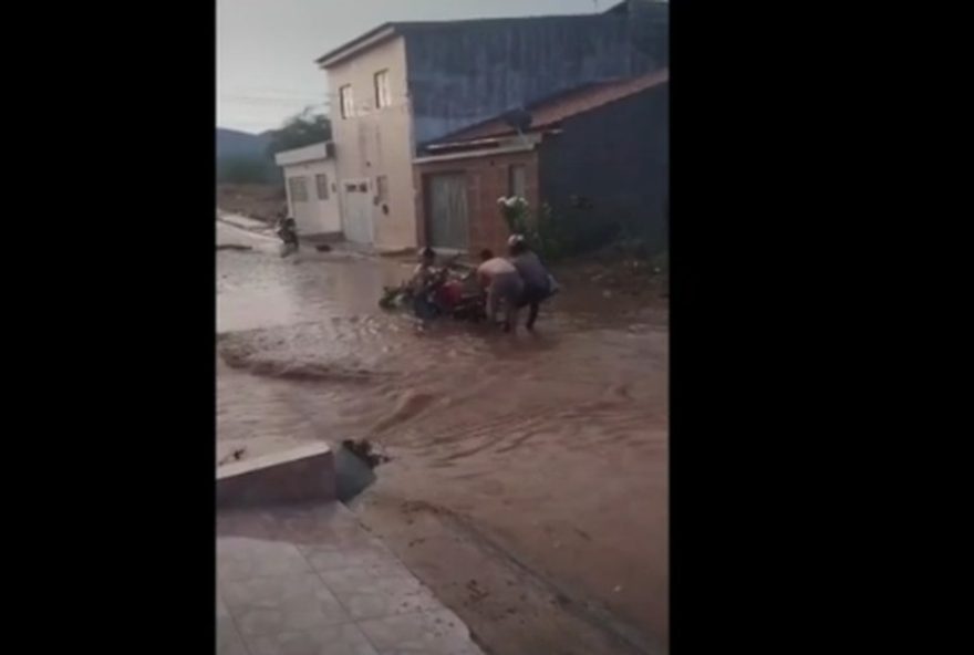 chuvas-intensas-causam-alagamentos-em-serra-talhada3A-a-importancia-da-prevencao-e-cooperacao-com-a-comunidade