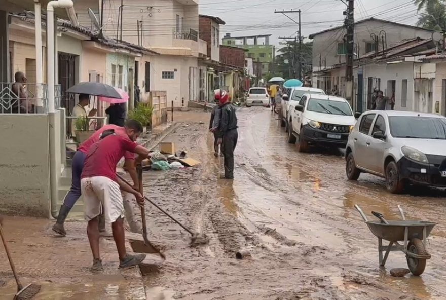 chuvas-intensas-causam-caos-em-vicencia3A-mais-de-100-casas-invadidas-e-feridos-na-zona-da-mata-norte-de-pe.-acoes-de-ajuda-em-andamento