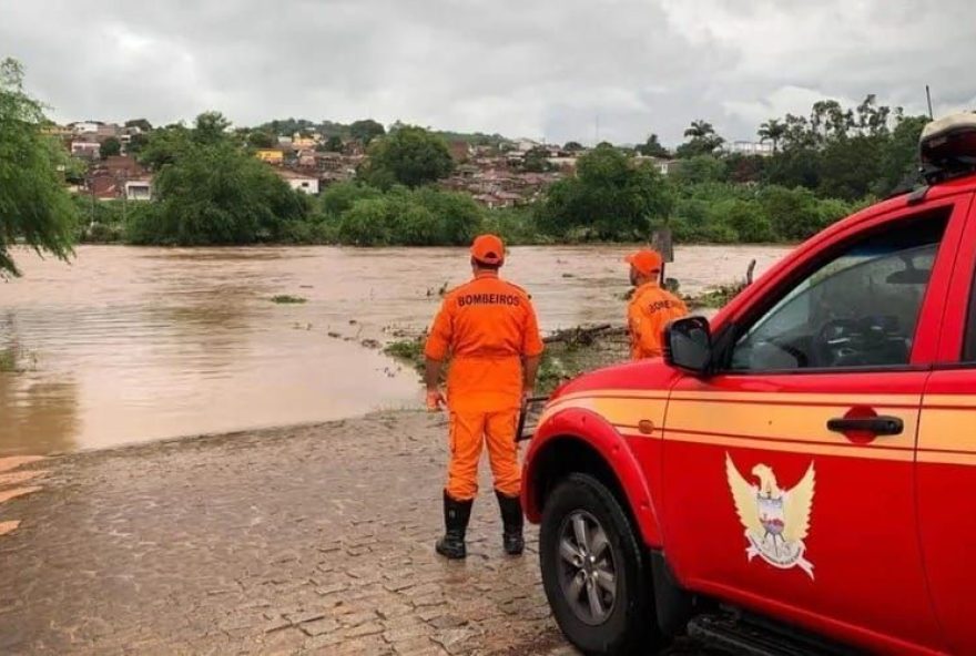 chuvas-intensas-deixam-alagoas-em-alerta3A-rios-transbordam-e-cidade-fica-inundada
