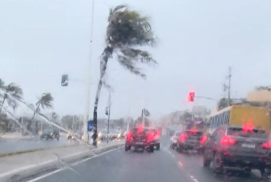 chuvas-intensas-e-ventanias-causam-estragos-em-salvador-e-interior-da-bahia3A-alerta-de-tempo-instavel-na-regiao chuvas-intensas-e-ventanias-causam-estragos-em-salvador-e-interior-da-bahia3A-alerta-de-tempo-instavel-na-regiao