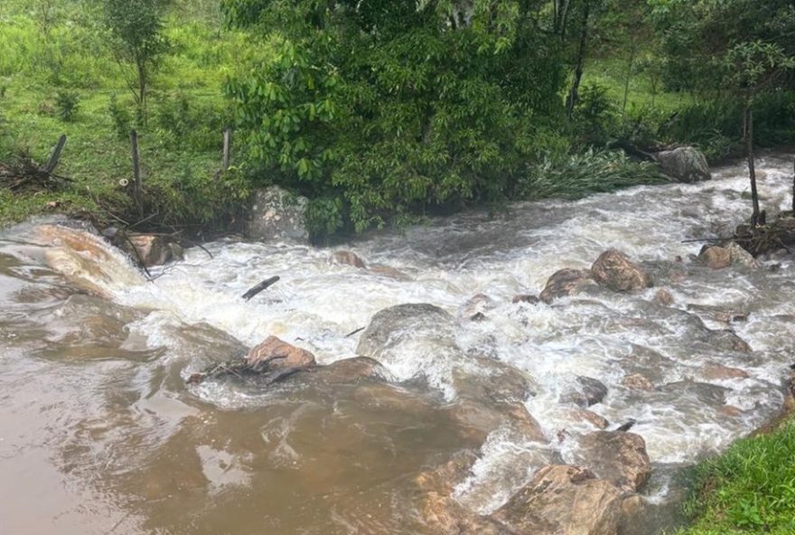 chuvas-provocam-alagamentos-e-queda-de-barreiras-em-virginia2C-mg3A-diario-do-estadobao-dao