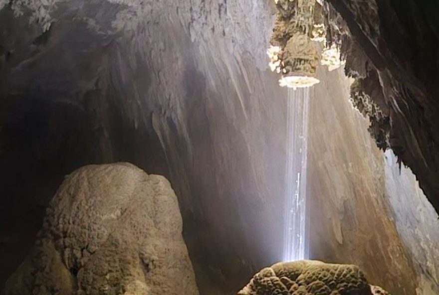 chuveiro-natural-surpreende-turistas-em-caverna-do-interior-de-sp