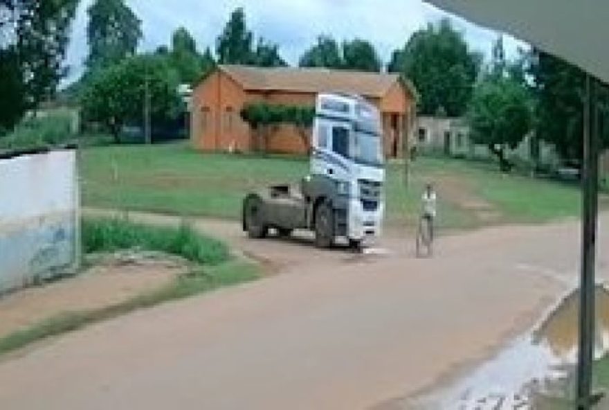 ciclista-atingido-por-carreta-em-guajara-mirim3A-acidente-captado-por-cameras-de-monitoramento
