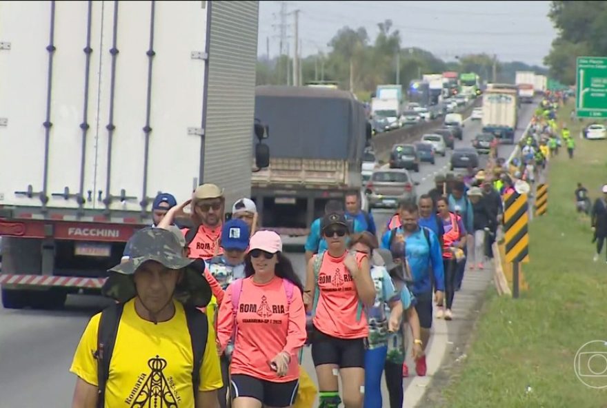 ciclista-de-65-anos-morre-atropelado-na-via-dutra-em-romaria-ao-santuario-nacional3A-motorista-foge-do-local