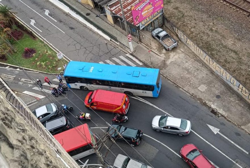 ciclista-e-atingido-por-onibus-no-centro-de-juiz-de-fora3A-vitima-ferida-e-encaminhada-ao-hospital