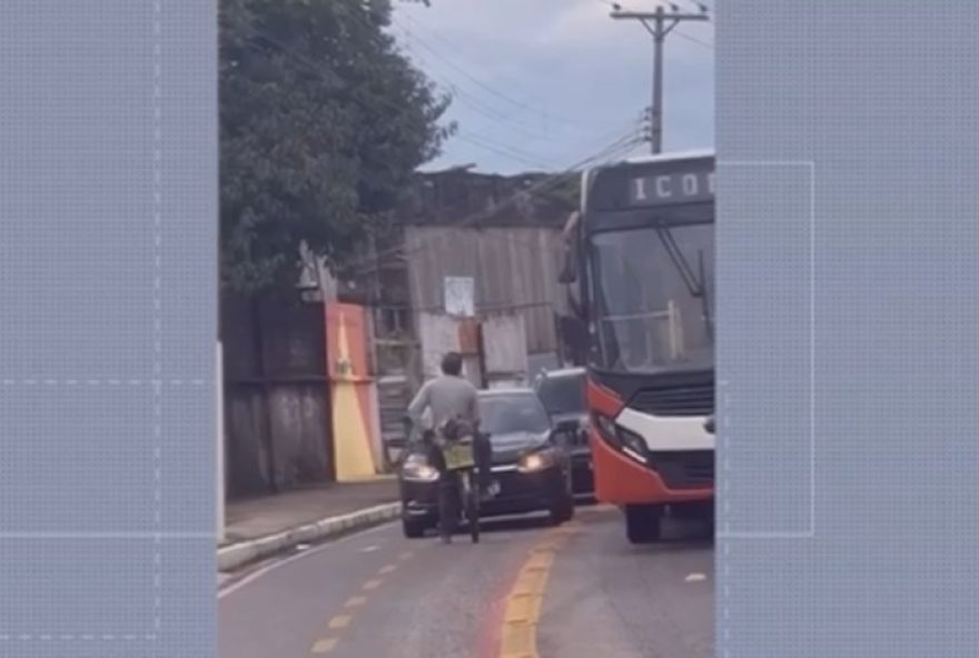 ciclista-impede-carros-na-ciclovia-em-belem-e-video-viraliza ciclista-impede-carros-na-ciclovia-em-belem-e-video-viraliza