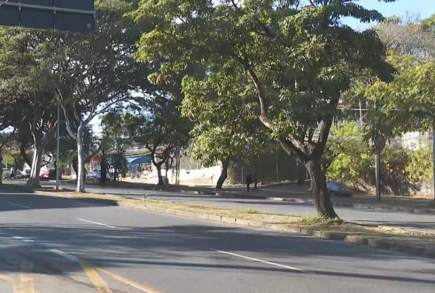 ciclista-morre-ao-bater-em-onibus-em-avenida-de-bh3A-acidente-choca-moradores