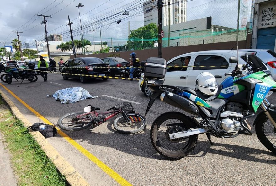 ciclista-morre-ao-cair-de-ciclovia-e-ser-atingida-por-taxi3A-fatalidade-em-recife