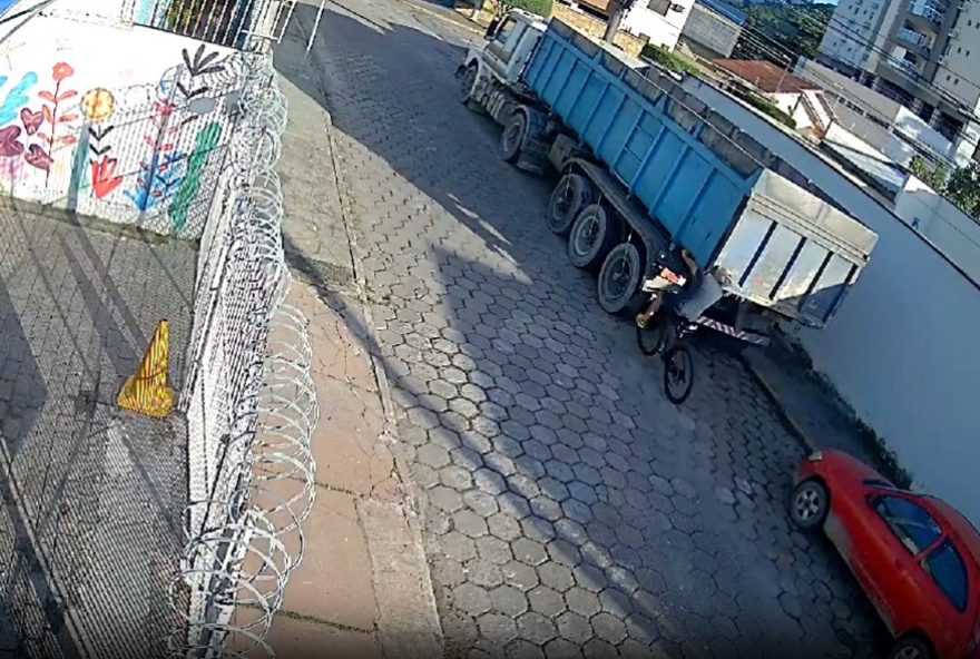 ciclista-se-distrai-e-colide-com-caminhao-parado-em-caraguatatuba3A-alerta-para-seguranca-no-transito