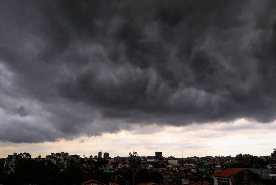 ciclone-extratropical-no-sul-do-brasil-influencia-clima-em-sao-paulo3A-previsao-de-chuvas-e-queda-de-temperatura.-fique-informado