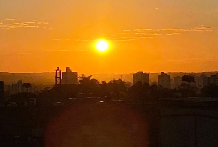 cidade-goiana-atinge-422C9-degc-e-marca-recorde-de-calor-no-brasil