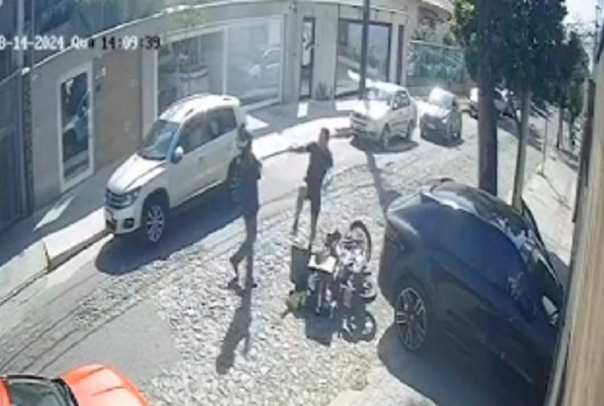 Vítima estava fazendo entrega quando foi surpreendido pelo dono do veículo de luxo, que saia da residência onde a moto estava estacionada. (Foto: Reprodução)