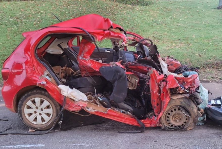 cinco-mortos-em-colisao-entre-carro-e-carreta-na-br-4142C-em-goias cinco-mortos-em-colisao-entre-carro-e-carreta-na-br-4142C-em-goias