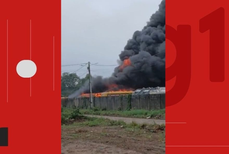 cinco-onibus-de-transporte-escolar-sao-destruidos-em-incendio-na-garagem-da-prefeitura-de-santo-estevao2C-bahia