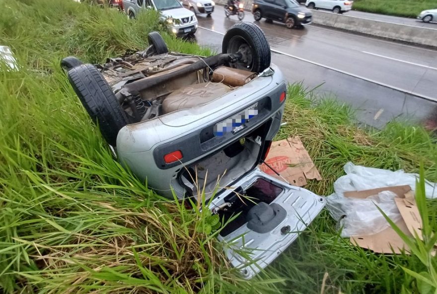 cinco-pessoas-ficam-feridas-apos-carro-capotar-na-br-232-em-pernambuco