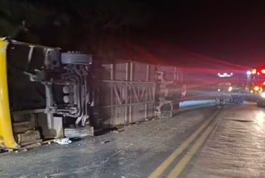 cinco-pessoas-morrem-e-nove-ficam-feridas-apos-onibus-tombar-na-br-251 cinco-pessoas-morrem-e-nove-ficam-feridas-apos-onibus-tombar-na-br-251