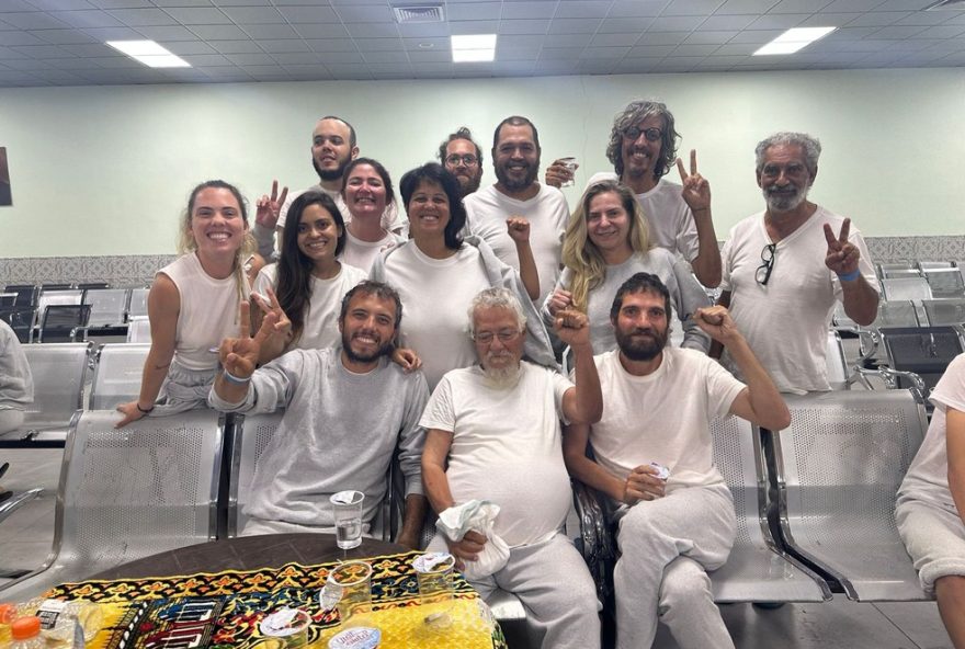 cineasta-brasileiro-e-deportado-apos-flotilha-humanitaria-para-gaza3A-relatos-de-maus-tratos-e-violencia