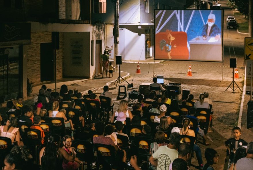 cinesolar3A-cinema-itinerante-movido-a-energia-solar-em-feira-de-santana.-confira-sessoes-gratuitas-e-programacao-completa