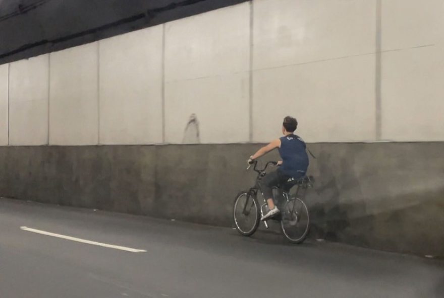 circulacao-de-bicicleta-motorizada-no-tunel-reboucas-alerta-para-riscos-no-transito circulacao-de-bicicleta-motorizada-no-tunel-reboucas-alerta-para-riscos-no-transito