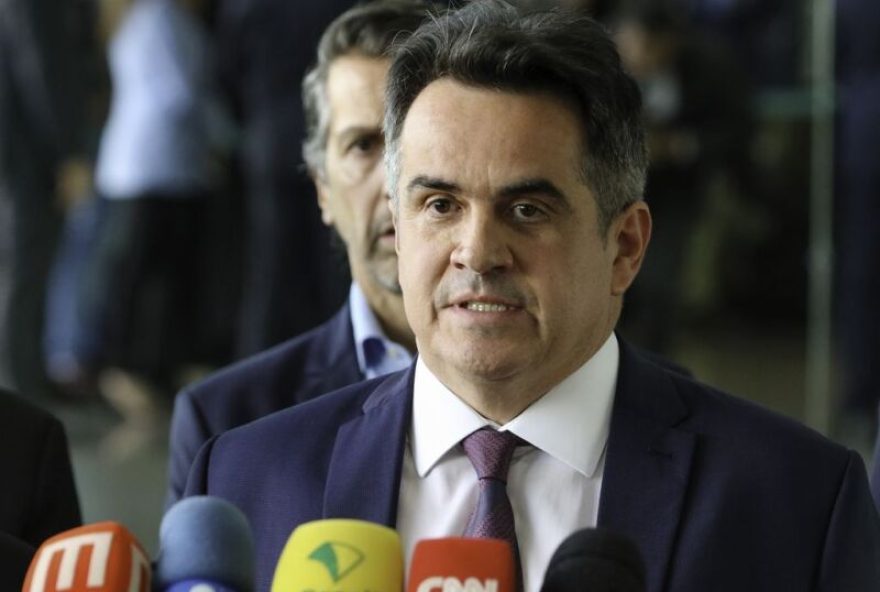 Ministro da Casa Civil, Ciro Nogueira, fala com a imprensa após fala do Presidente Jair Bolsonar, no Palácio da Alvorada