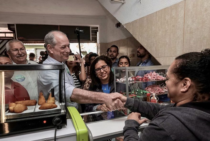 Na foto se vê o candidato à presidência Ciro Gomes cumprimentando populares em São Paulo