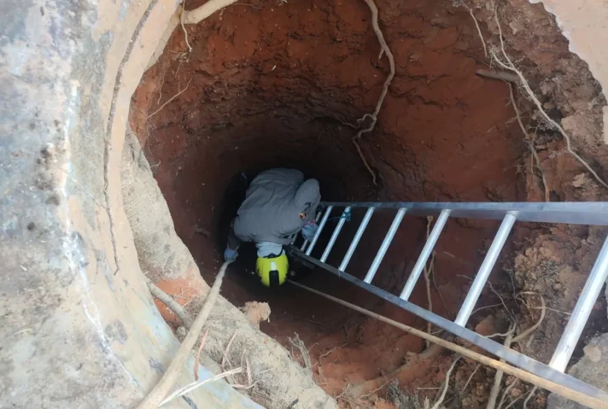 Bombeiro militar realizando retirada de corpo de dentro de cisterna em Luziânia (Divulgação/Corpo de Bombeiros)