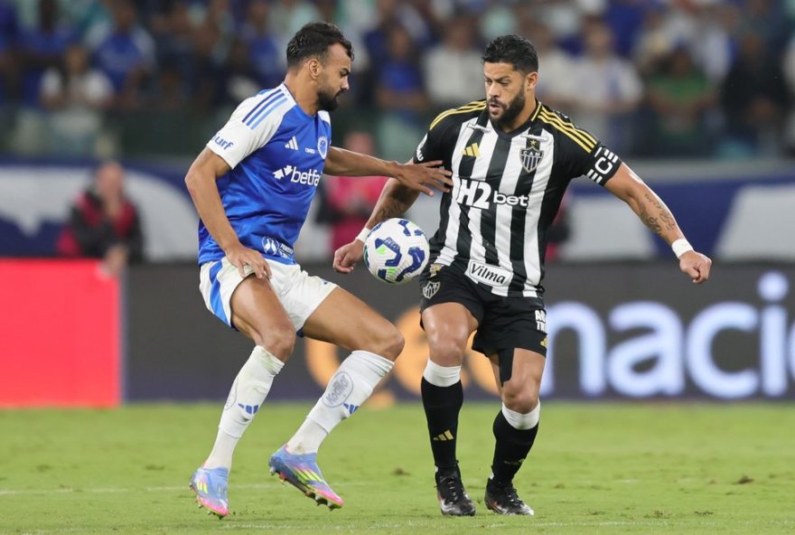 MG - BELO HORIZONTE - 18/05/2025 - BRASILEIRO A 2025, CRUZEIRO X ATLETICO-MG - Fabricio Bruno jogador do Cruzeiro disputa lance com Hulk jogador do Atletico-MG durante partida no estadio Mineirao pelo campeonato Brasileiro A 2025. Foto: Gilson Lobo/AGIF