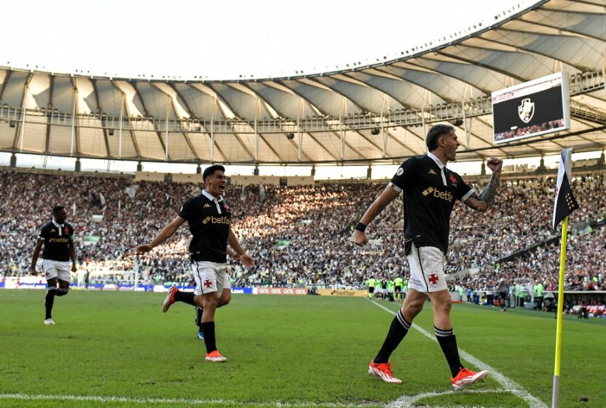 SP - RIO DE JANEIRO - 02/06/2024 - BRASILEIRO A 2024, VASCO X FLAMENGO - Vegetti jogador do Vasco comemora seu gol com jogadores do seu time durante partida contra o Flamengo no estadio Maracana pelo campeonato Brasileiro A 2024. Foto: Thiago Ribeiro/AGIF