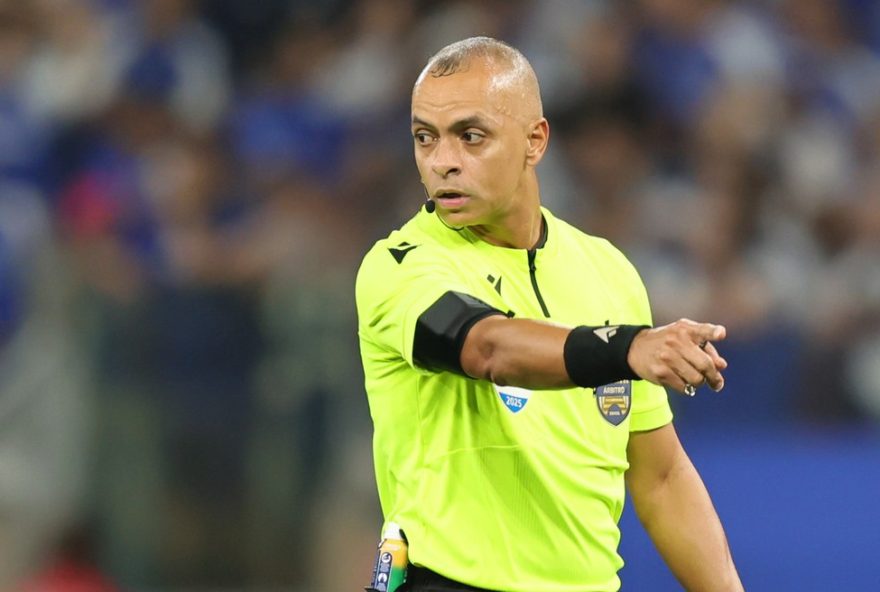 MG - BELO HORIZONTE - 10/08/2025 - BRASILEIRO A 2025, CRUZEIRO X SANTOS - O arbitro Wilton Pereira Sampaio durante partida entre Cruzeiro e Santos no estadio Mineirao pelo campeonato Brasileiro A 2025. Foto: Gilson Lobo/AGIF