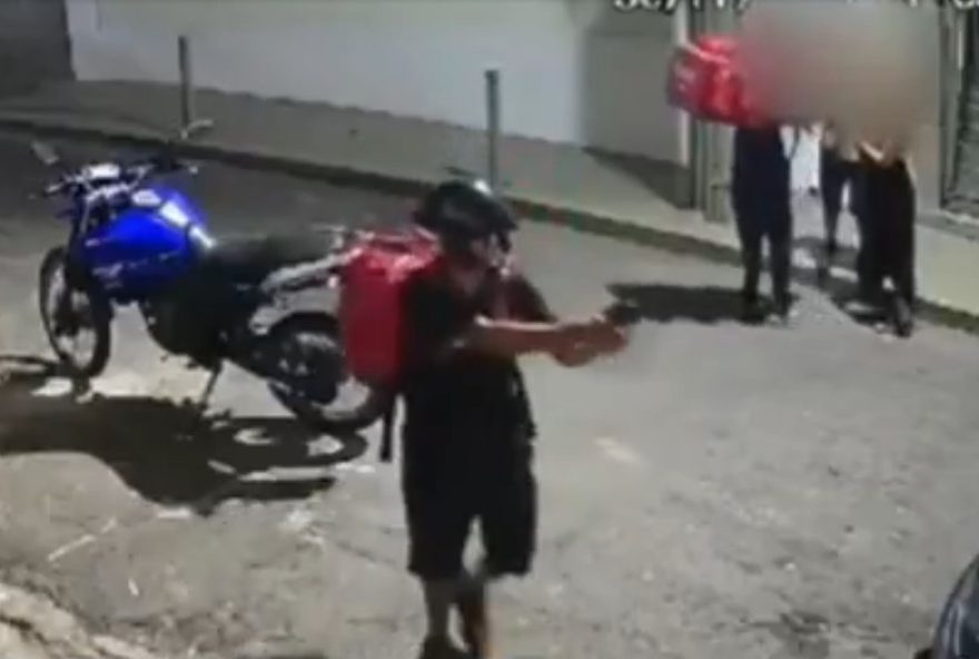 claudio-castro-sanciona-lei-para-proibicao-de-venda-de-bolsas-bags-usadas-por-entregadores-de-delivery-no-rj