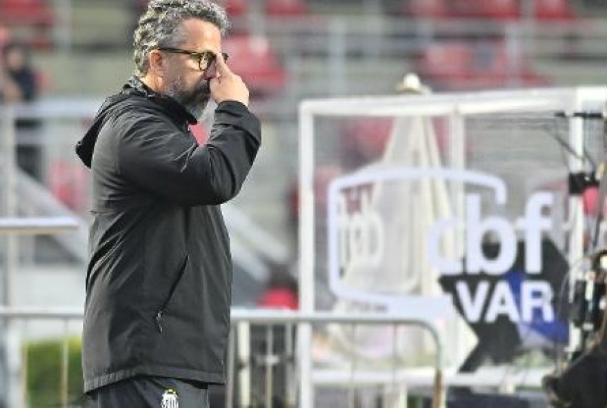 cleber-xavier-e-demitido-do-santos-apos-sofrer-vexame-contra-o-vasco