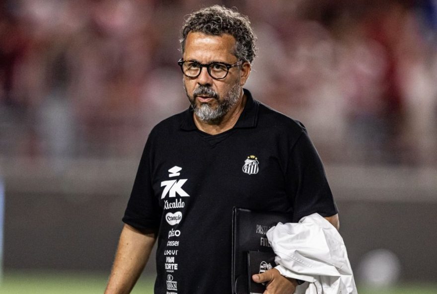 cleber-xavier-segue-pressionado-no-santos-apos-eliminacao-na-copa-do-brasil3A-ceo-fala-sobre-desafios-e-evolucao-da-equipe