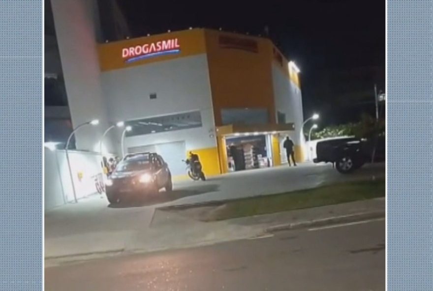 clientes-e-funcionarios-sao-feitos-refens-em-farmacia-no-recreio3A-3-detidos-e-1-fugitivo clientes-e-funcionarios-sao-feitos-refens-em-farmacia-no-recreio3A-3-detidos-e-1-fugitivo